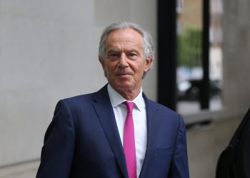 Em SP, Tony Blair diz que empresas vão ter que usar IA e que não haverá outro caminho