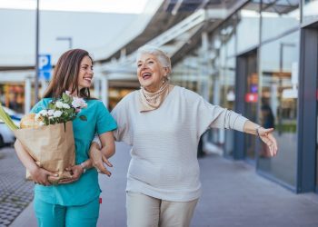 Expectativa de vida ao nascer no Brasil sobe para 76,4 anos em 2023