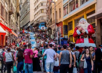 Conheça a rua 25 de Março: símbolo do comércio paulistano que está completando 160 anos