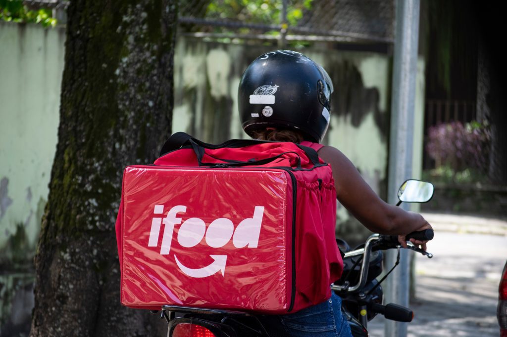 Justiça do Trabalho multa iFood em R$ 10 milhões e reconhece vínculo com entregadores