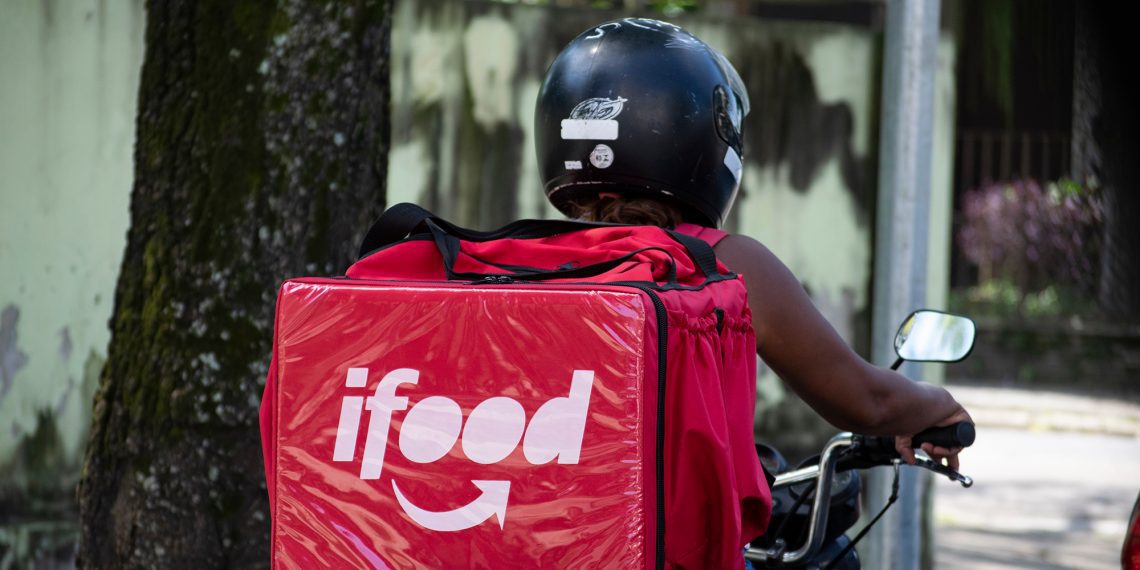 Justiça do Trabalho multa iFood em R$ 10 milhões e reconhece vínculo com entregadores