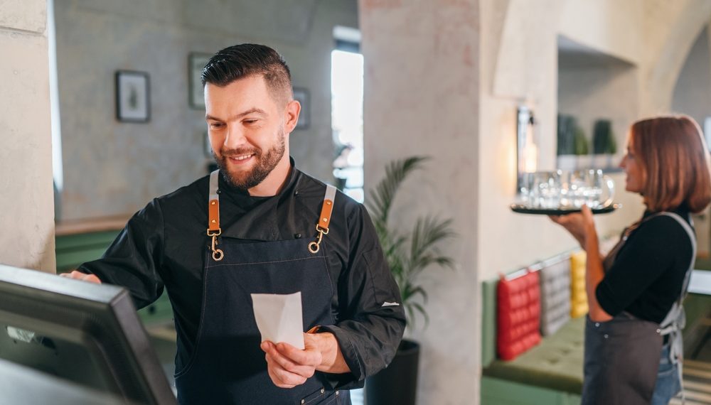 Com crescimento de 5,8%, setor de bares e restaurantes registra maior salário médio da história