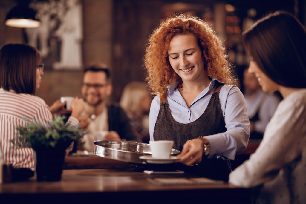 Mulheres correspondem a 49% da força de trabalho no setor de alimentação fora do lar