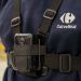 Carrefour diminui incidentes em 30% após implementar câmeras corporais em lojas