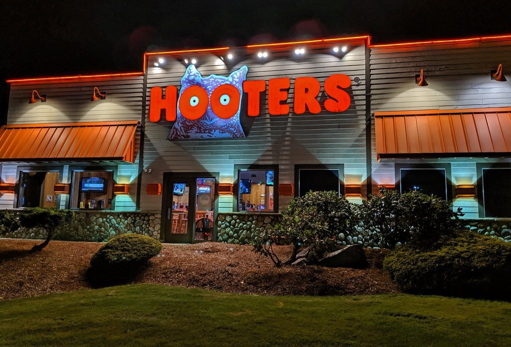 Hooters negocia para entrar com pedido de falência nos próximos meses