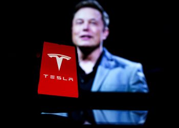 Vendas da Tesla despencam após gesto de Musk durante a posse de Trump