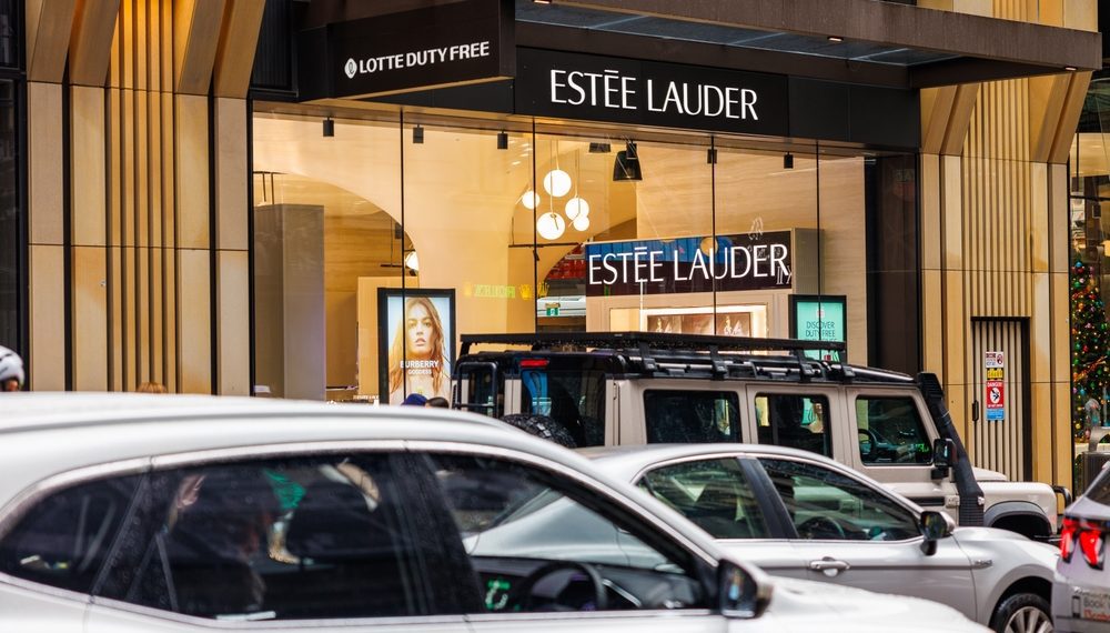 A Estée Lauder, gigante fabricante americana de cosméticos que está por trás de marcas como a MAC e Clinique, pode cortar até sete mil empregos até o fim do ano fiscal de 2026, o que representa mais de 11% da força de trabalho da empresa.