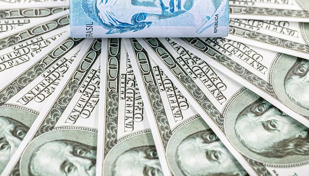 Dólar cai para R$ 5,76 e fecha no menor nível desde novembro