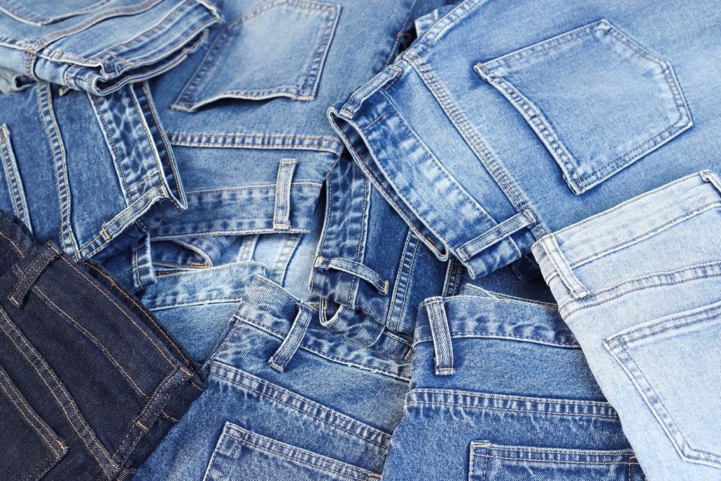 O jeans continua sendo a peça mais democrática e necessária dos guarda-roupas