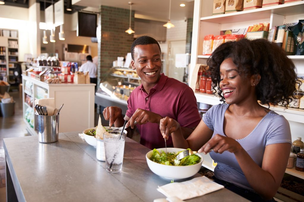 Pesquisa mostra que cada 9 em cada 10 restaurantes no Brasil acreditam que oferecem comida saudável