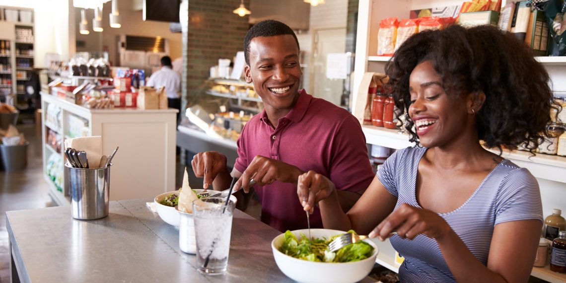 Pesquisa mostra que cada 9 em cada 10 restaurantes no Brasil acreditam que oferecem comida saudável