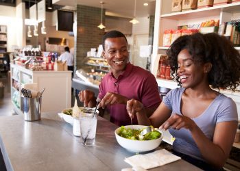 Pesquisa mostra que cada 9 em cada 10 restaurantes no Brasil acreditam que oferecem comida saudável