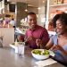 Pesquisa mostra que cada 9 em cada 10 restaurantes no Brasil acreditam que oferecem comida saudável