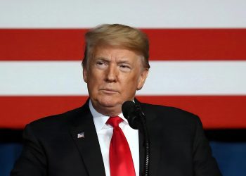 Trump ameaça aumentar tarifas se Canadá responder com taxação recíproca