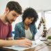 Taxa de inadimplência nas escolas cai mais de 2% em 2024 e chega a 20,36%