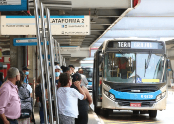 Setor de serviços recua 0,2% em janeiro, influenciado por transportes