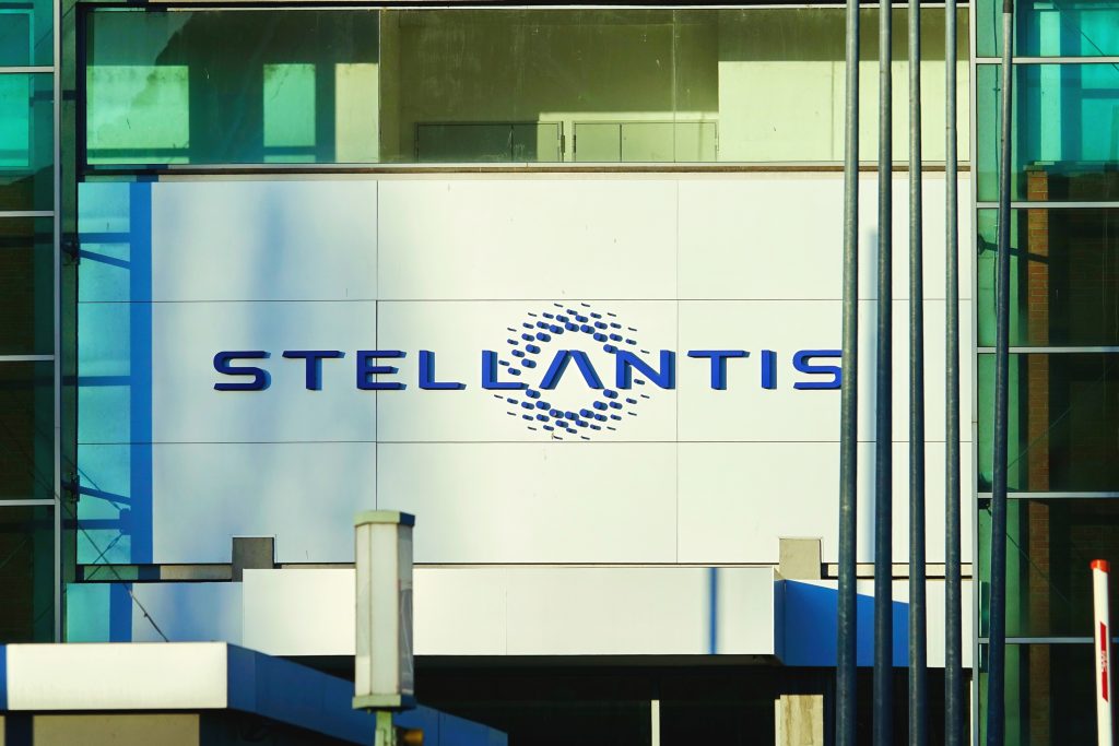 Stellantis anuncia contratação de 400 engenheiros para desenvolvimento de carros híbridos