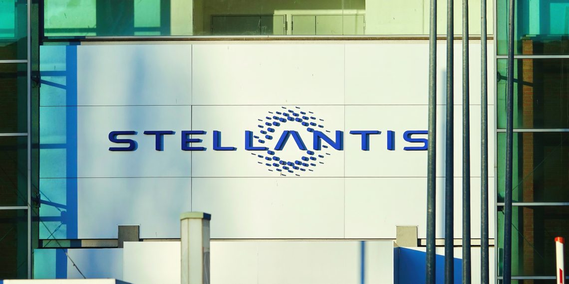 Stellantis anuncia contratação de 400 engenheiros para desenvolvimento de carros híbridos