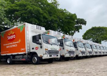 JBS expande frota elétrica e evita emissão de 5,2 mil toneladas de CO₂ em três anos
