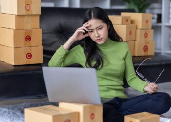 Varejo brasileiro recua 1,6% em março, puxado por queda de 12,9% no e-commerce