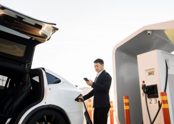 China quer que veículos elétricos sejam principal segmento de venda de carros novos até 2035