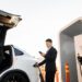 China quer que veículos elétricos sejam principal segmento de venda de carros novos até 2035