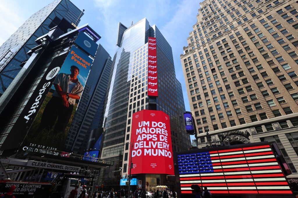 iFood realiza campanha na Times Square para celebrar marca de 120 mi de pedidos mensais