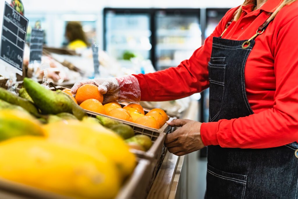 Contratos de trabalho por hora em supermercados aumentam precarização