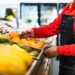 Contratos de trabalho por hora em supermercados aumentam precarização