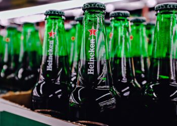 Heineken anuncia saída de CEO Dolf van den Brink em maio de 2026