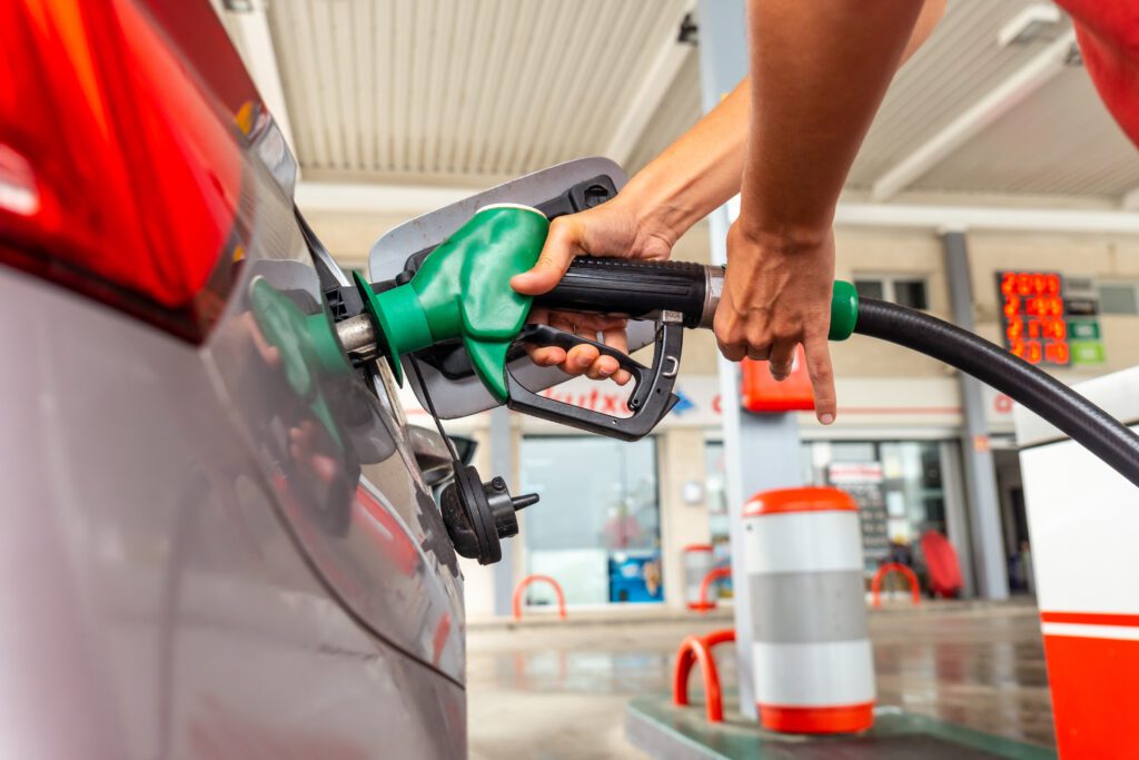 Petrobras reduz em 5,6% preços de gasolina para distribuidoras a partir da terça-feira, 3