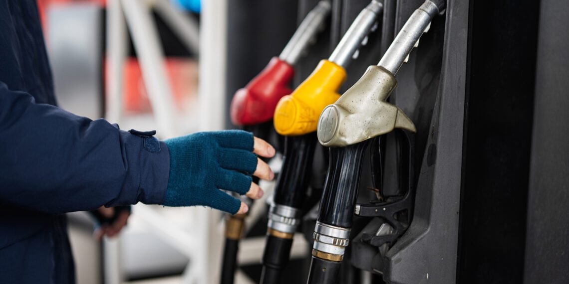 Gasolina fica 5,6% mais barata para distribuidoras e deve impactar inflação