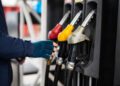 Gasolina fica 5,6% mais barata para distribuidoras e deve impactar inflação