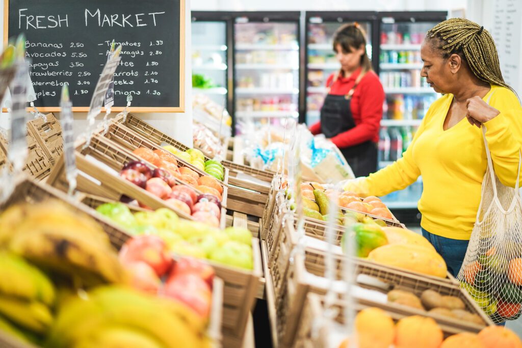 Supermercados têm falta de trabalhadores e recorrem até a Exército para preencher 350 mil vagas