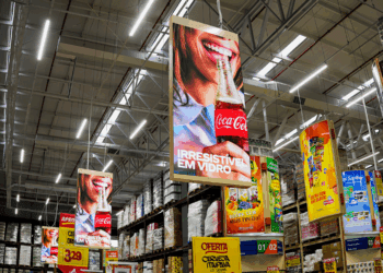 Com 14 telas e cerca de 26 checkouts, Atacadão de Osasco adota modelo massivo de retail media