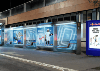 Nova campanha da Red Bull desafia consumidores a realizar flexões em plena Av. Paulista