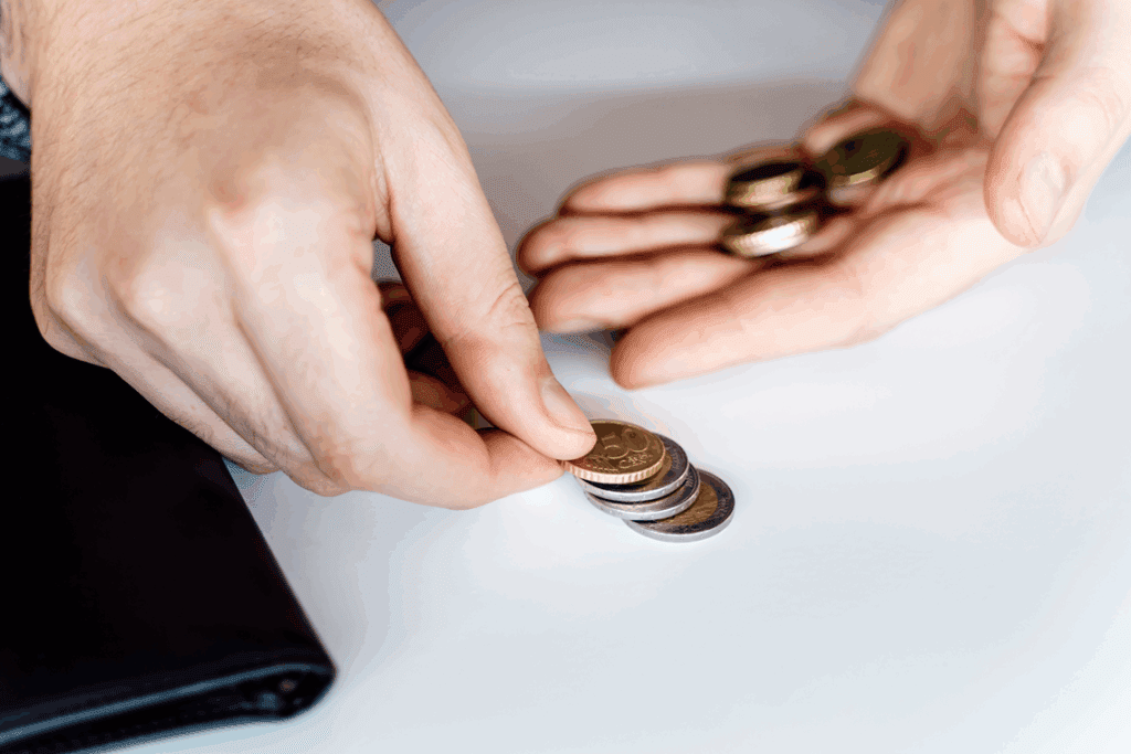 Brasileiros têm, em média, 70,5% da renda comprometida, aponta Serasa Experian