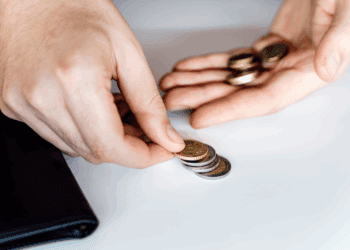 Brasileiros têm, em média, 70,5% da renda comprometida, aponta Serasa Experian