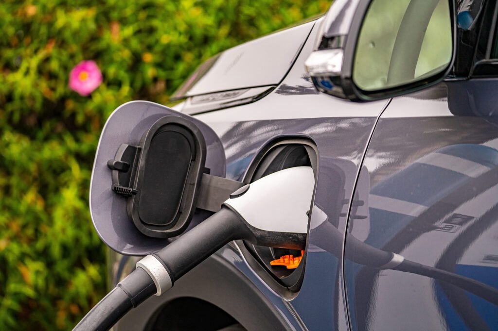 EPontos de recarga de veículos elétricos no Brasil crescem 14% em seis meses