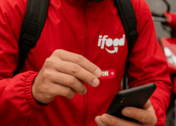 iFood lança plano de telefonia exclusivo para entregadores com internet e apps ilimitados