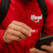 iFood lança plano de telefonia exclusivo para entregadores com internet e apps ilimitados