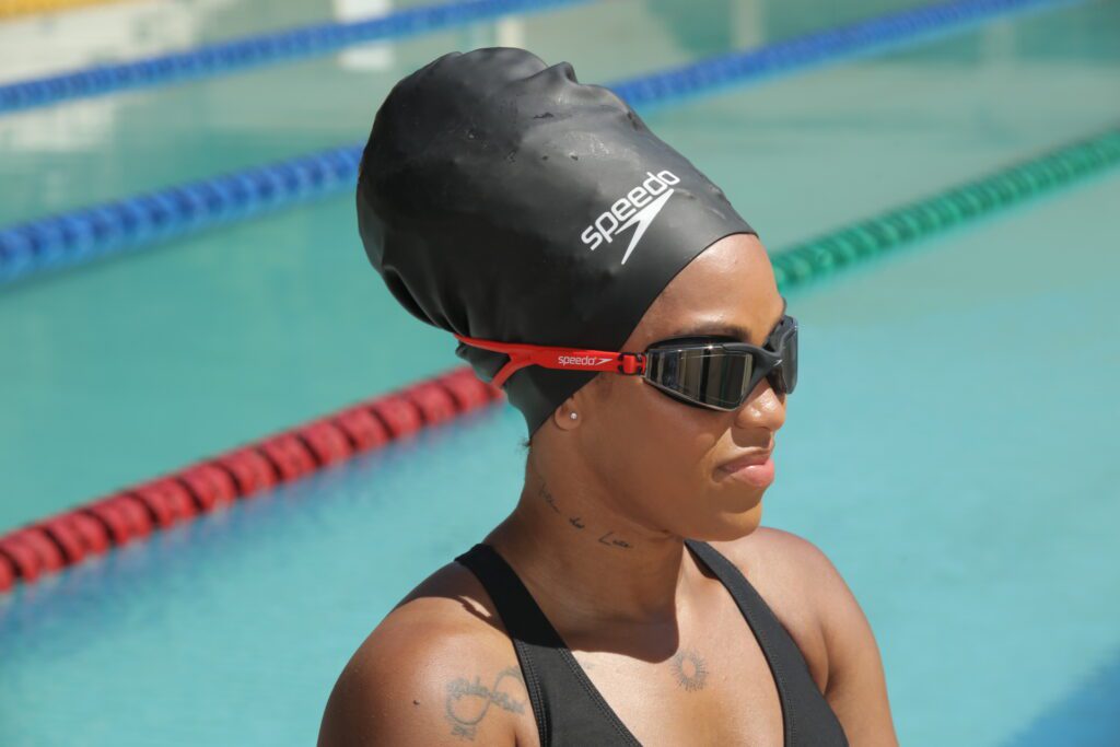 Speedo lança touca de natação para cabelos crespos, volumosos e dreads