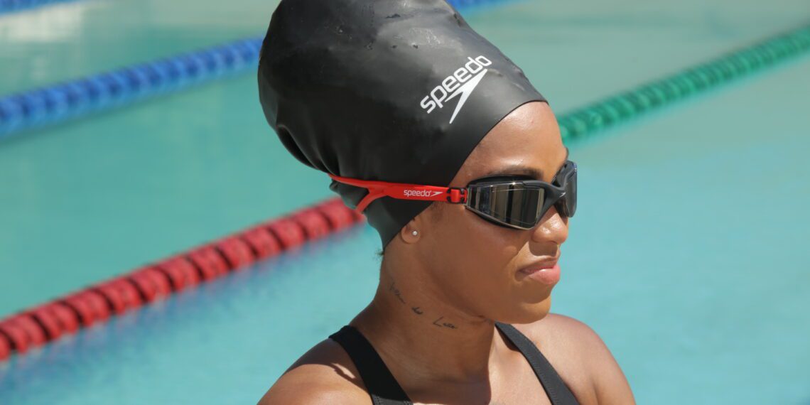 Speedo lança touca de natação para cabelos crespos, volumosos e dreads
