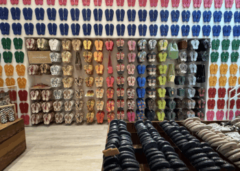 Havaianas reinaugura flagship em Ipanema com paredões instalados por alpinistas