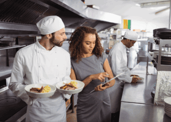 Conexões Estratégicas: a revolução constante do foodservice em nossas mãos