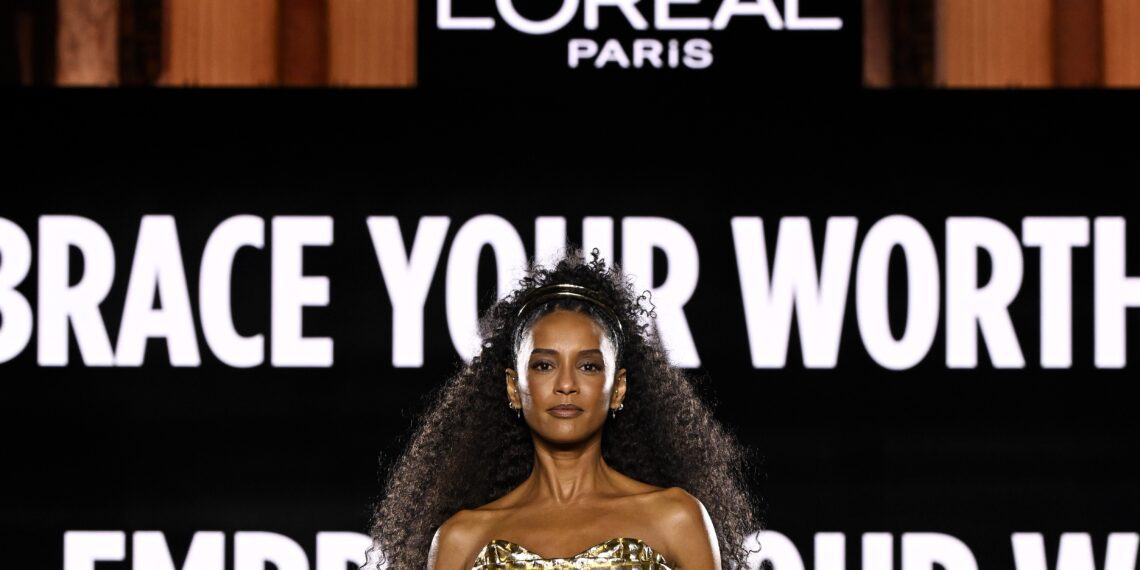 Desfile da L'Oréal na Paris Fashion Week será transmitido ao vivo em farmácias Raias e Drogasil