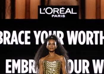 Desfile da L'Oréal na Paris Fashion Week será transmitido ao vivo em farmácias Raias e Drogasil