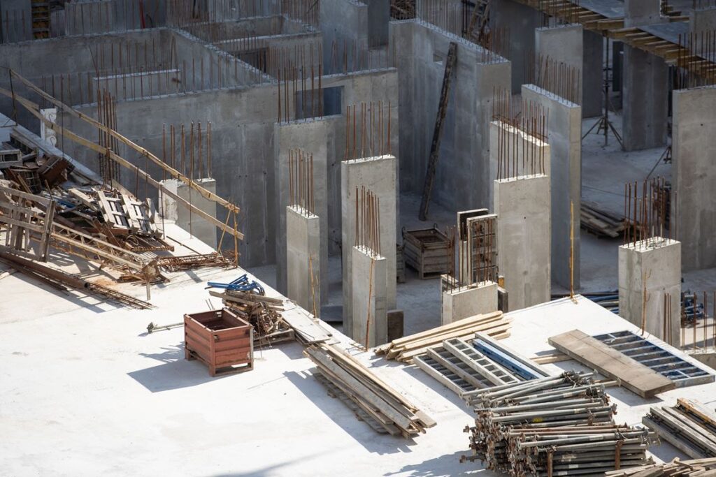 Setor de construção sente o peso do juro alto e reduz expectativas de crescimento