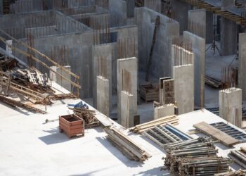 Setor de construção sente o peso do juro alto e reduz expectativas de crescimento