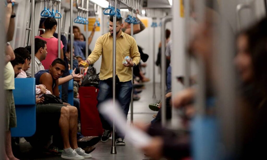 Meias, camisetas, copos, bonés: Metrô de SP começará a vender produtos licenciados